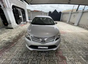 Toyota Avensis 2012 Silver