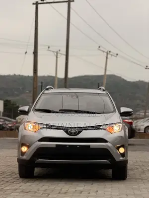 Toyota RAV4 LE 4dr SUV AWD (2.5L 4cyl 6A) 2018 Silver