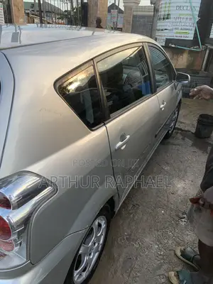Toyota Verso 1.8 2010 Silver