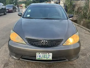 Toyota Camry LE 4dr Sedan (2.4L 4cyl 5A) 2005 Gray
