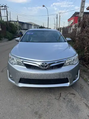Toyota Camry XLE 4dr Sedan (3.5L 6cyl 6A) 2014 Silver