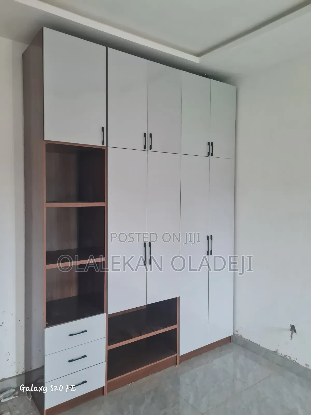 Wardrobe in Border Material