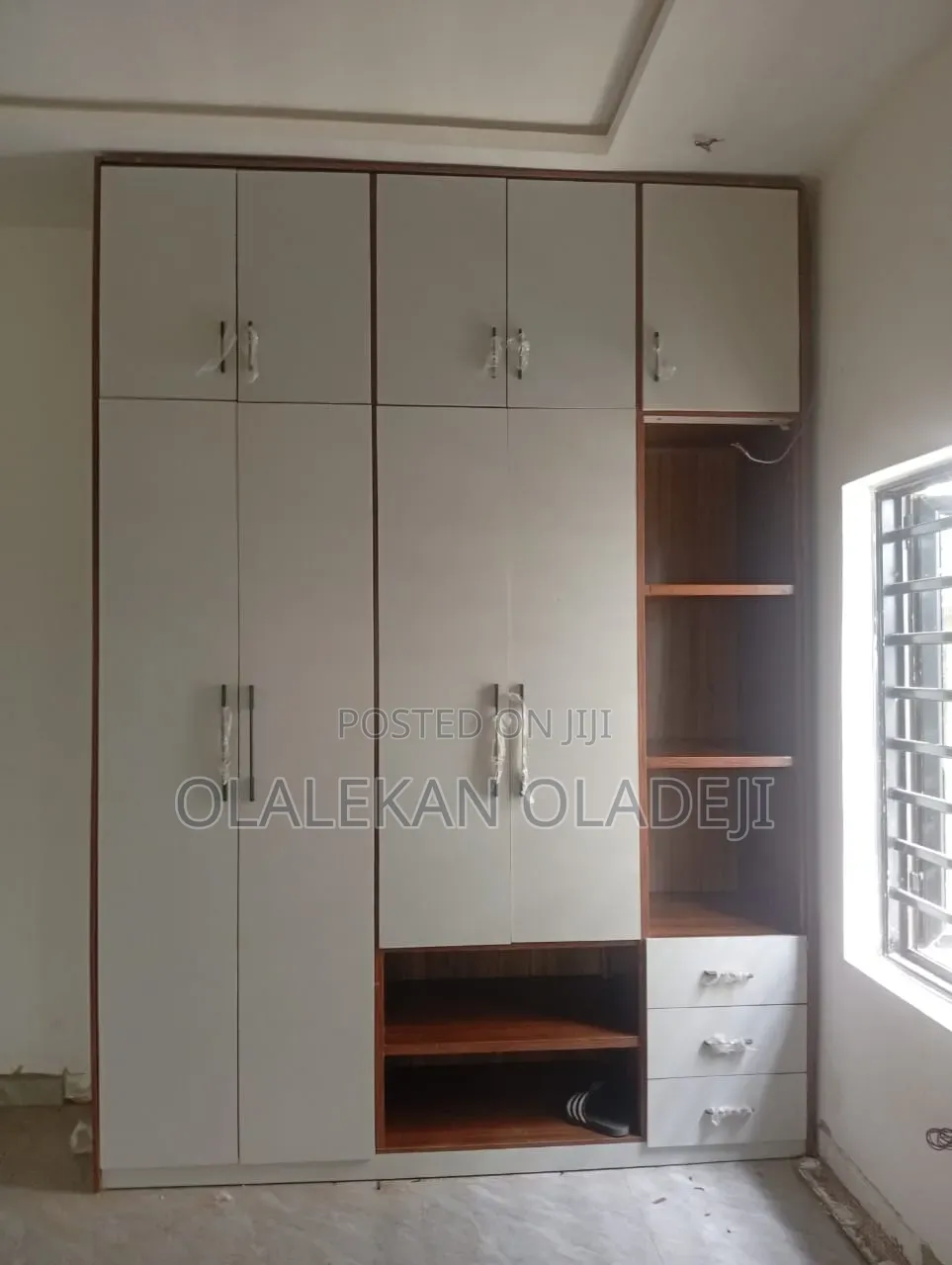 Wardrobe in Border Material