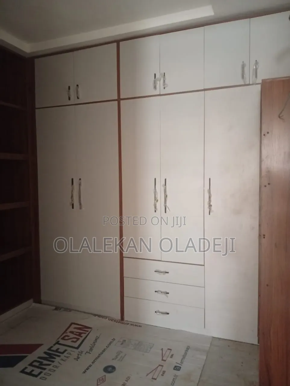 Wardrobe in Border Material