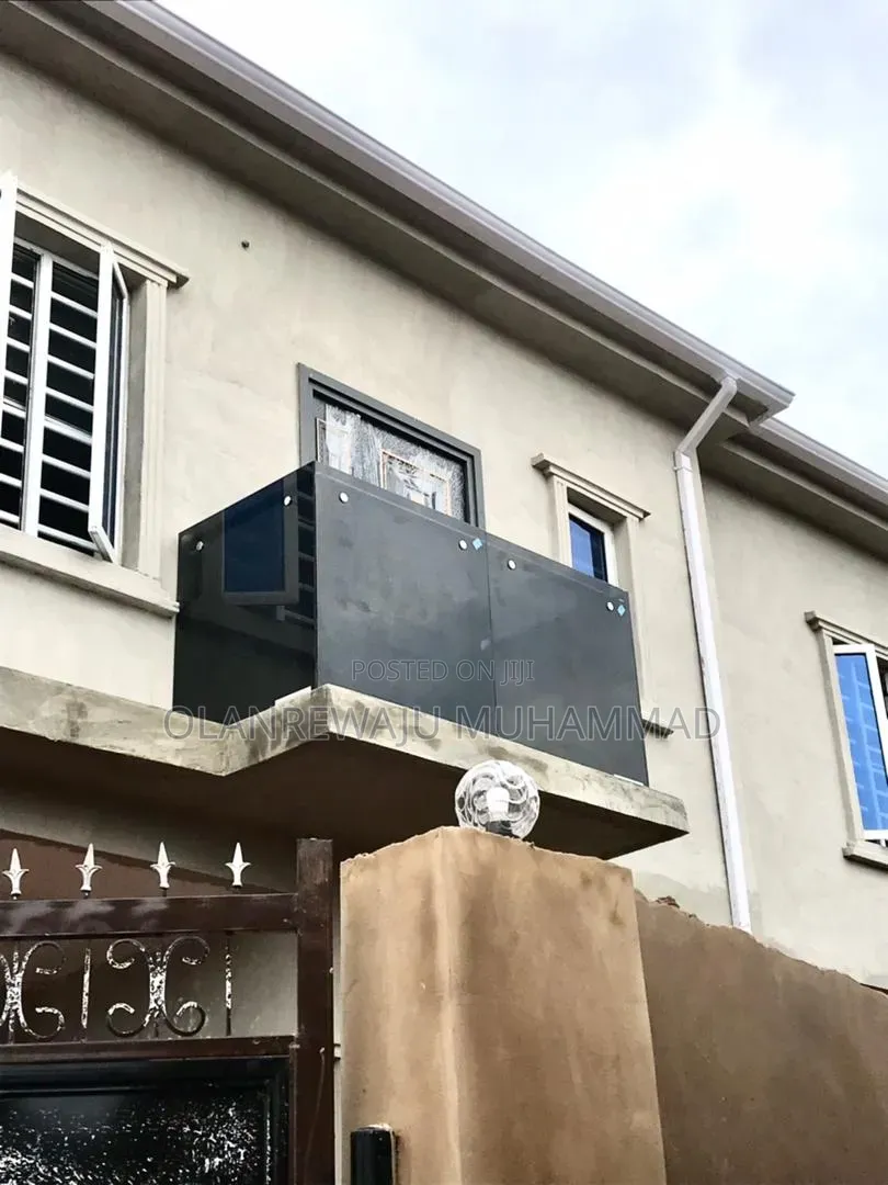 Frameless Glass Disgn