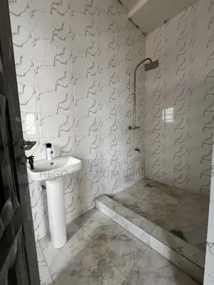2bdrm Block of Flats in Woji Estate for rent