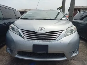 Toyota Sienna 2018 Silver
