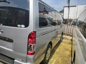 Toyota HiAce 2016 White
