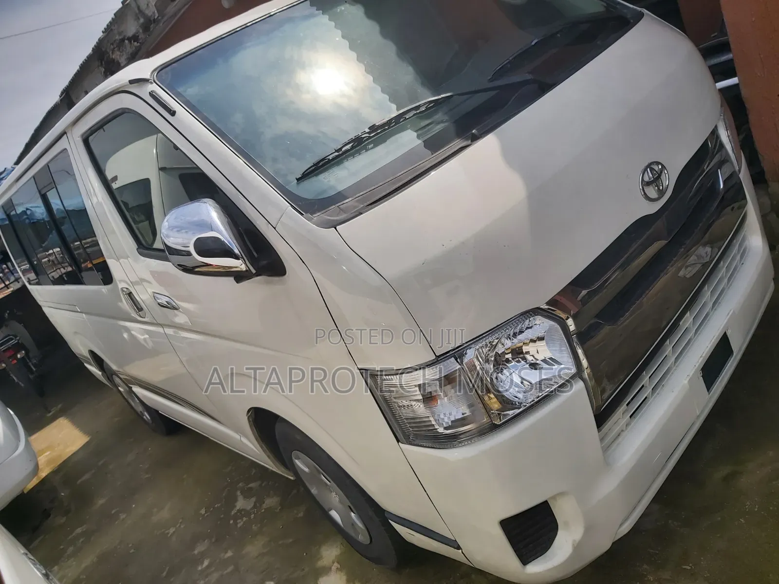 Toyota HiAce 2014 White