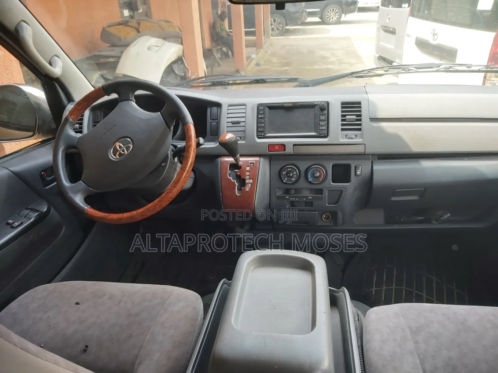 Toyota HiAce 2014 White