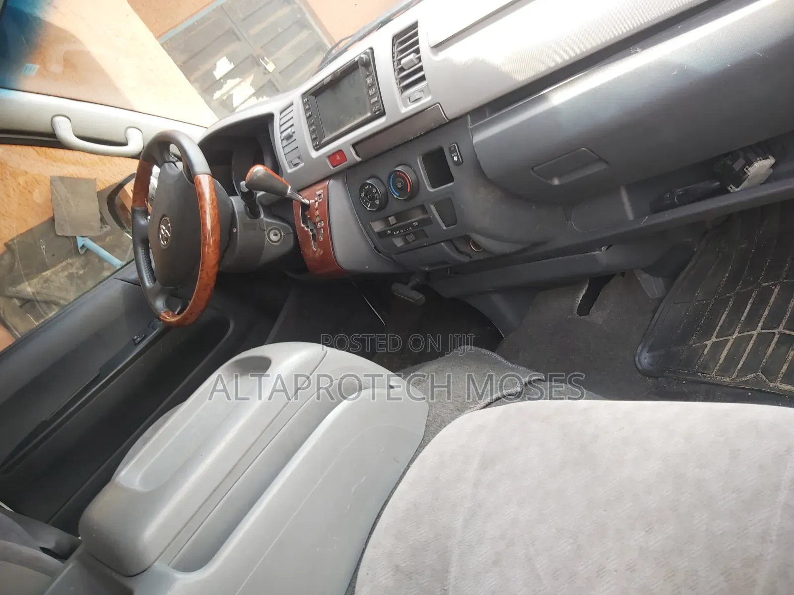 Toyota HiAce 2014 White