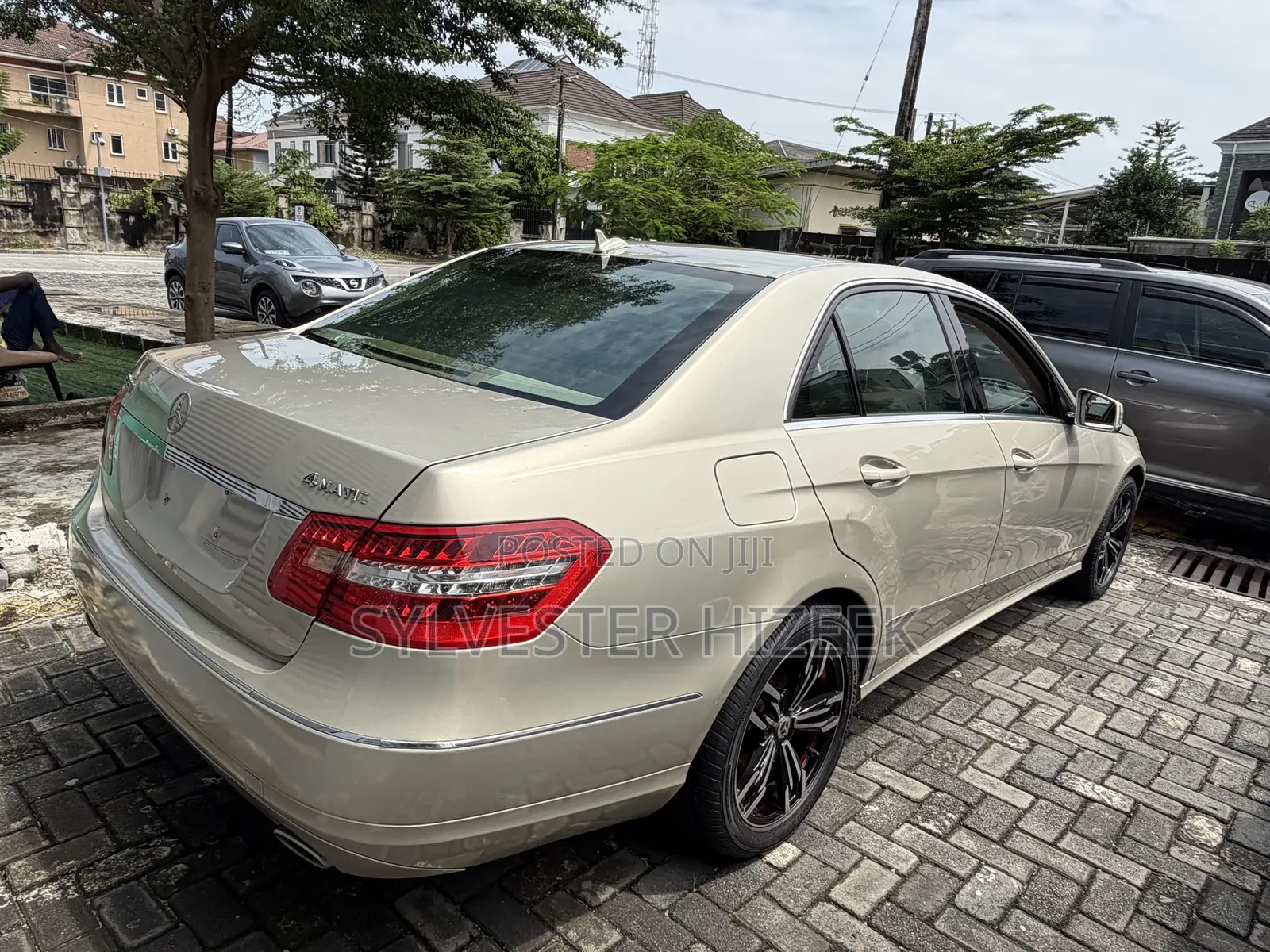 Mercedes-Benz E350 2010 Gold
