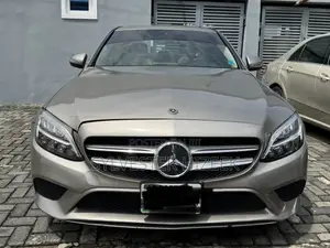Mercedes-Benz C300 2019 Gold