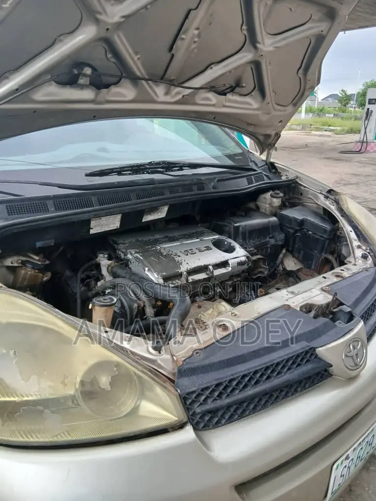 Toyota HiAce 2005 Gold