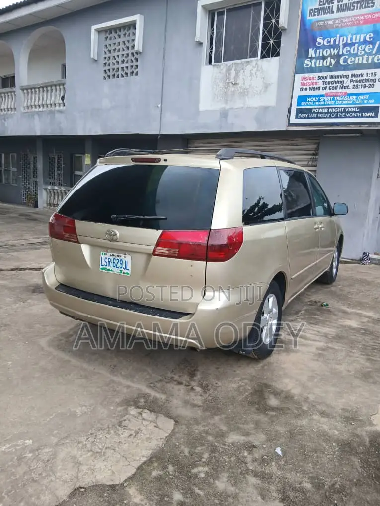 Toyota HiAce 2005 Gold