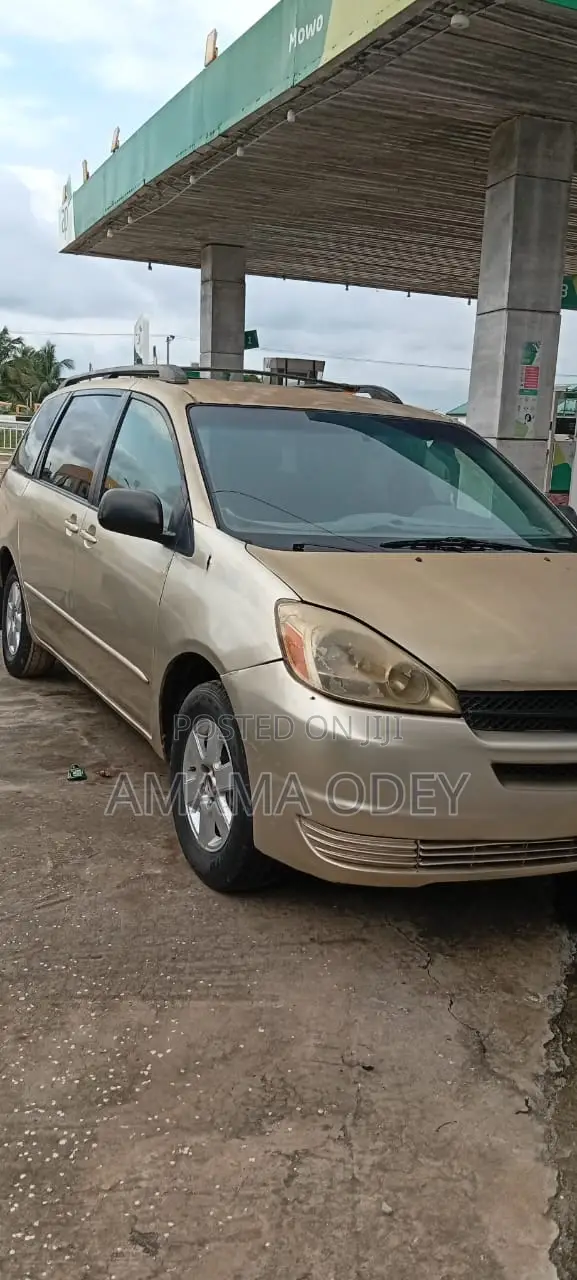Toyota HiAce 2005 Gold