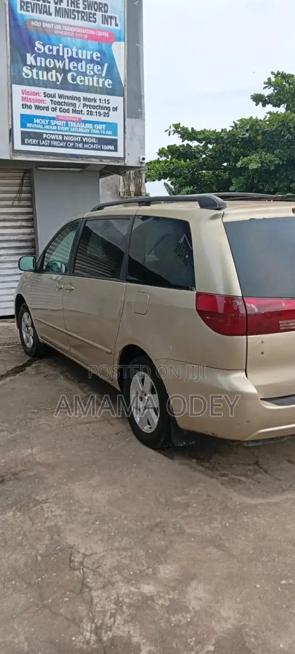 Toyota HiAce 2005 Gold