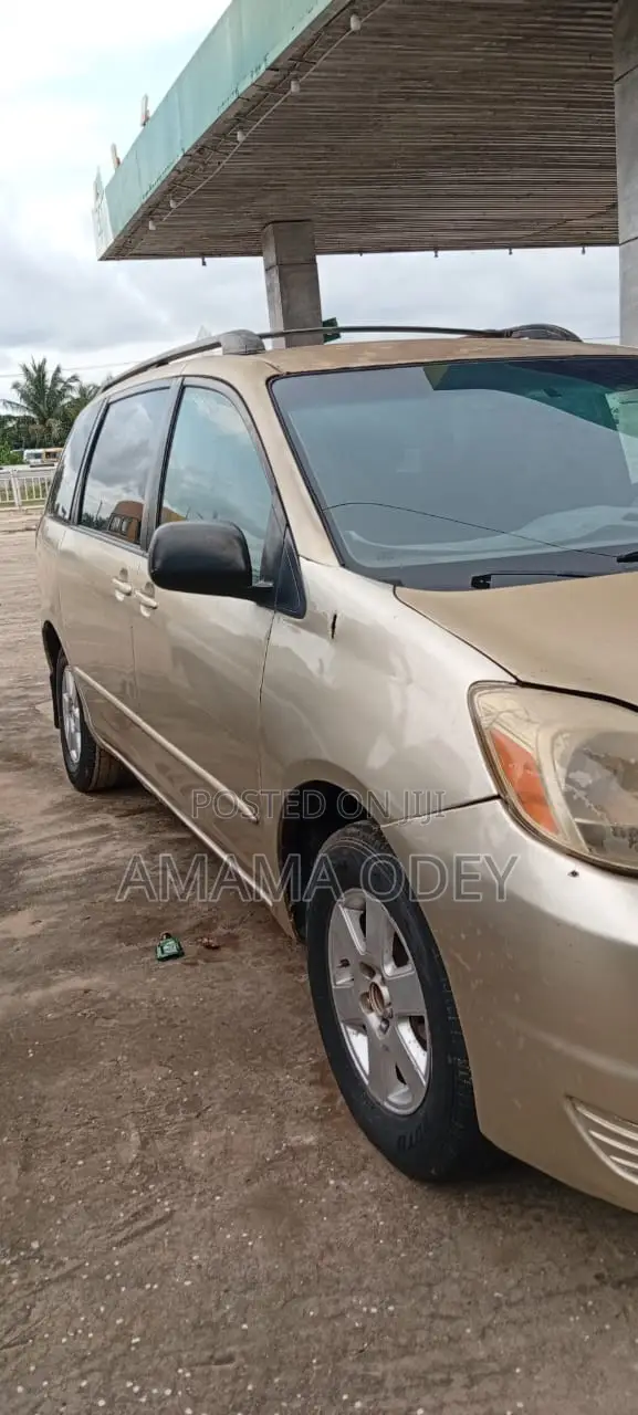 Toyota HiAce 2005 Gold