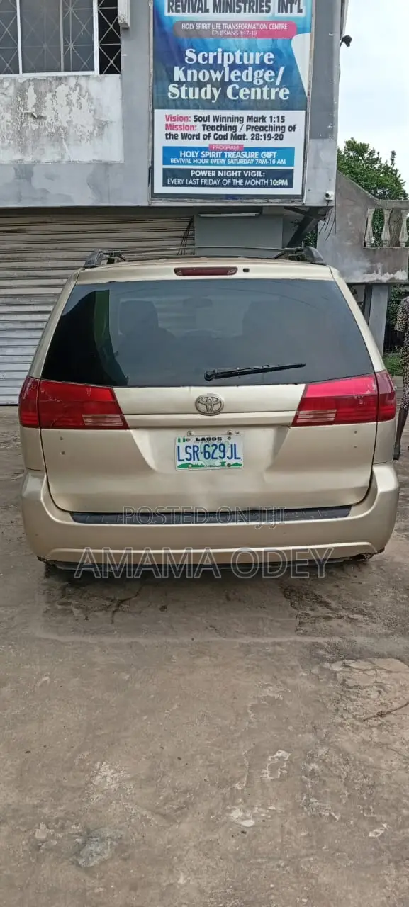 Toyota HiAce 2005 Gold