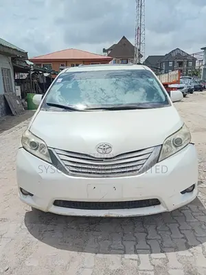 Toyota Sienna XLE 7-Passenger 4dr Minivan AWD (3.5L 6cyl 6A) 2015 White