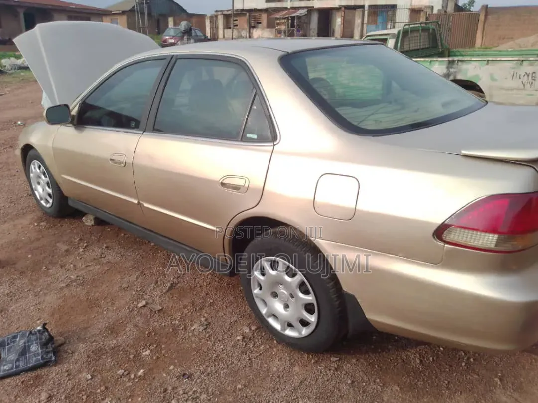 Honda Accord 2000 Silver