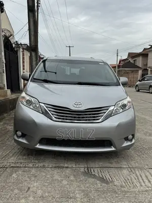 Toyota Sienna XLE Premium AWD (3.5L 6cyl 8A) 2018 Silver