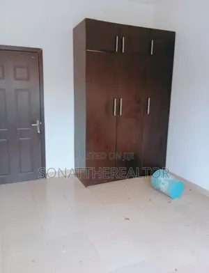3bdrm Apartment in Oluyole Estate for rent