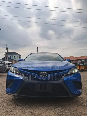 Toyota Camry SE FWD (2.5L 4cyl 8AM) 2018 Blue