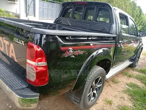 Toyota Hilux 2013 Black