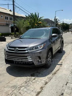 Toyota Highlander XLE 4x4 V6 (3.5L 6cyl 8A) 2017 Gray