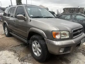 Nissan Pathfinder Automatic 2000 Gray
