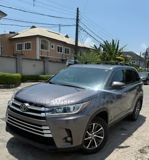 Toyota Highlander XLE 4x4 V6 (3.5L 6cyl 8A) 2017 Gray