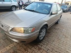 Toyota Camry 2000 Gold