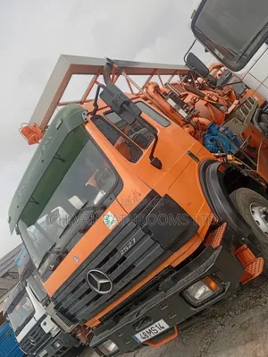 Mercedes Sewage Tanker
11,000 Liters
10 Bolt