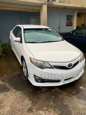 Toyota Camry SE 4dr Sedan (2.5L 4cyl 6A) 2013 White