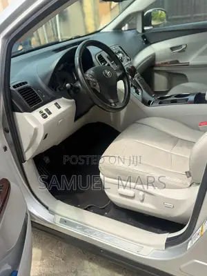 Toyota Venza LE 2010 Silver