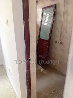 3bdrm Block of Flats in Anchor Mall, Akala Express for rent