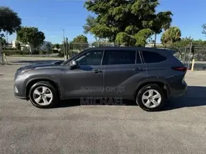 Toyota Highlander LE 2022 Gray