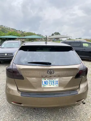 Toyota Venza XLE 2011 Gold