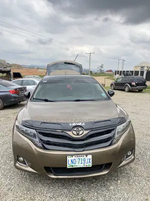 Toyota Venza XLE 2010 Gold