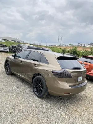 Toyota Venza XLE 2011 Gold
