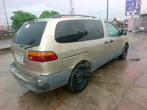 Toyota Sienna 2000 Silver