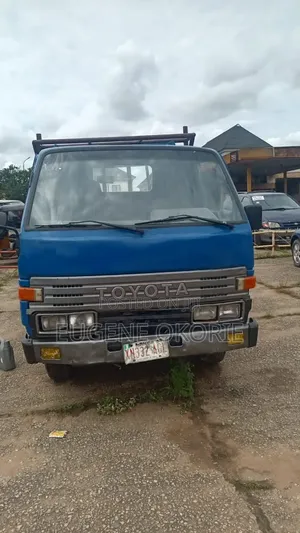 Six Tyres Dyna Truck