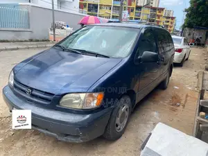 Toyota Sienna LE 2001 Blue