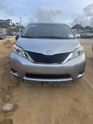Toyota Sienna 2011 Silver