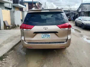 Toyota Sienna 2010 Gold