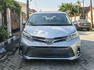Toyota Sienna XLE Mobility Auto Access (3.5L 6cyl 8A) 2018 Silver