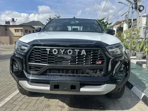 New Toyota Hilux 2025 Black