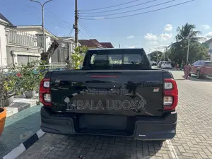 New Toyota Hilux 2025 Black