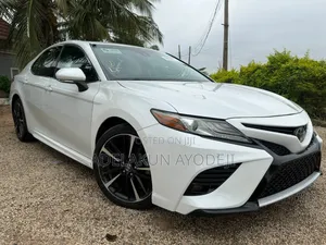 Toyota Camry XLE FWD (2.5L 4cyl 8AM) 2018 White